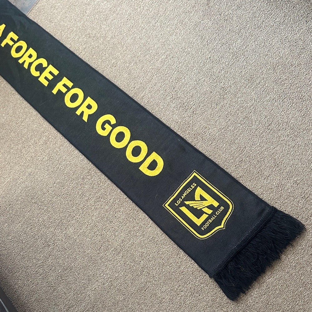 LAFC/Chevron promotional Black and Yellow Cityscape unisex Scarf - Picture 8 of 13